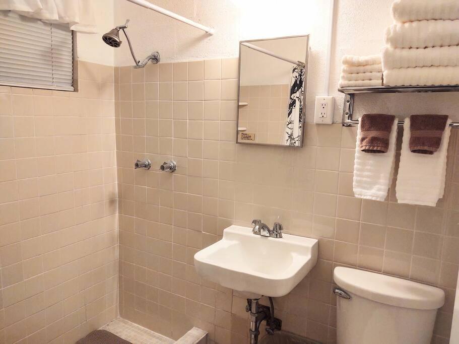 #02 - Unique Lakeside Studio Cottage- Pet Friendly Hot Springs Extérieur photo